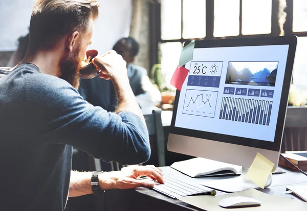 Man aan het werk met computer — Stockfoto