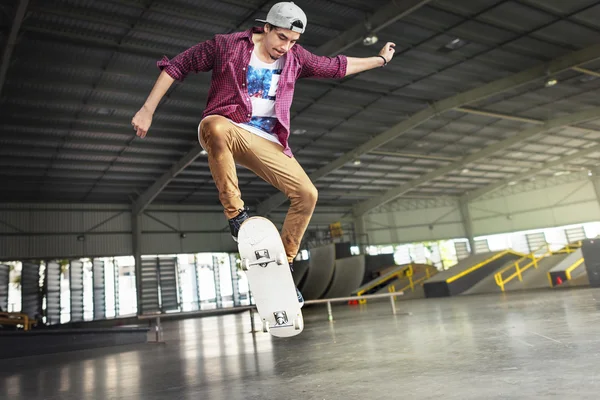 Passeio de homem no skate — Fotografia de Stock