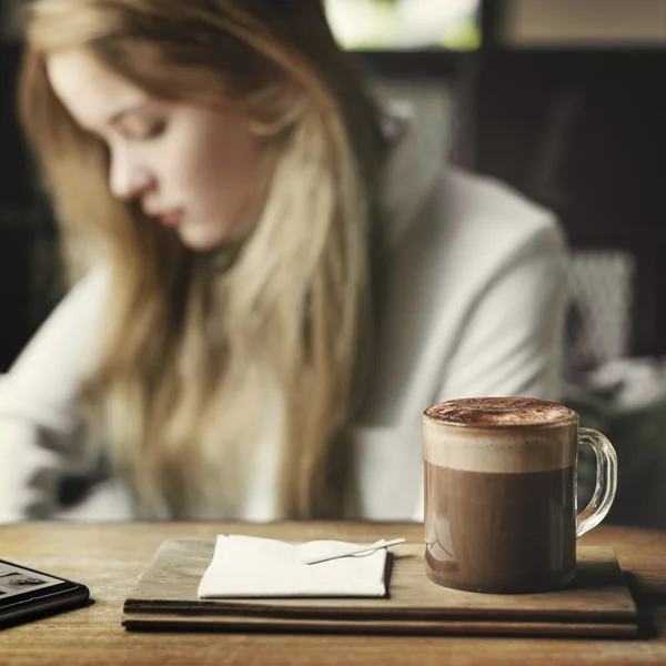 Kvinnan dricker kaffe — Stockfoto