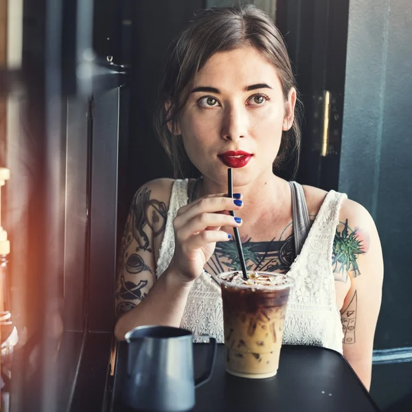 Bastante tatuado chica en café — Foto de Stock