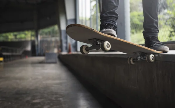 Muž jízda na skateboardu — Stock fotografie