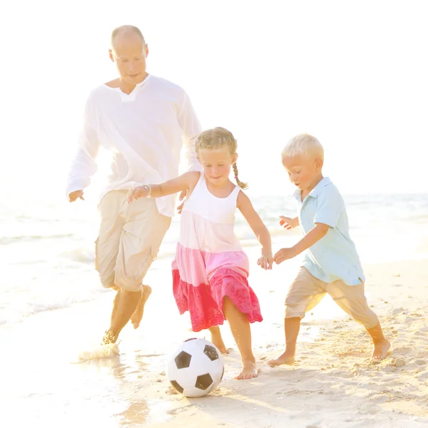 Pai e filhos jogando futebol juntos — Fotografia de Stock