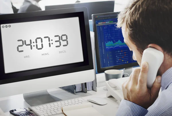 時計のコンピューターの操作の実業家 — ストック写真