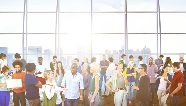 Gente de negocios hablando en la oficina — Foto de Stock