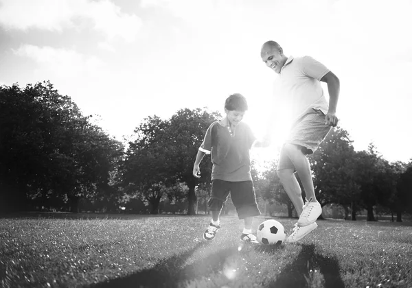 Padre jugando al fútbol con su pequeño hijo —  Fotos de Stock