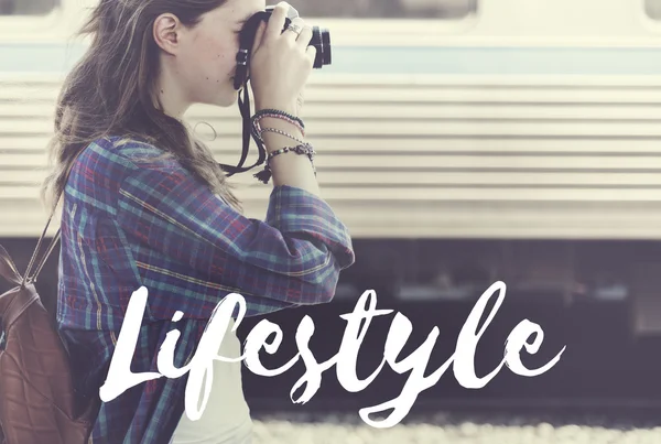 Mujer haciendo fotos en el fondo —  Fotos de Stock