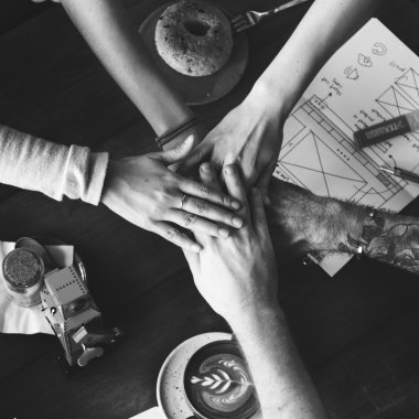 İnsanlar birlikte elele