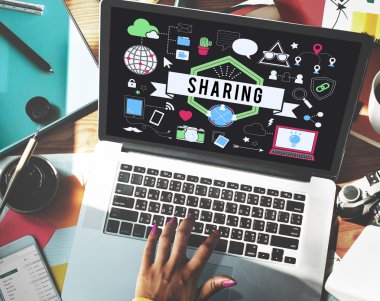 bilgisayar ile çalışan kadın