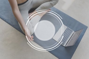 Yoga yapan bir kadın.