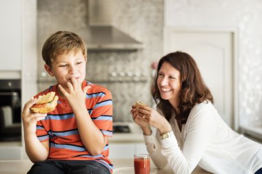 Anne ve oğlu birlikte vakit