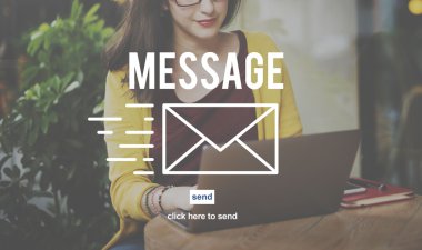 bilgisayar ile çalışan kadın