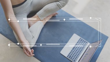 Yoga yapan bir kadın.