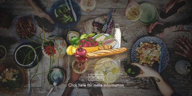 Arkadaşlar açık havada birlikte yemek