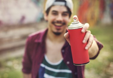 Graffiti için sprey tutan adam