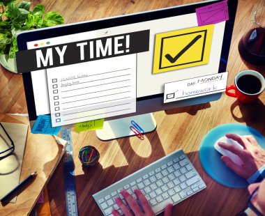 Bilgisayar kullanan adam