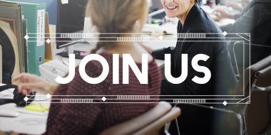 İş arkadaşları çalışmaları hakkında konuşurken 