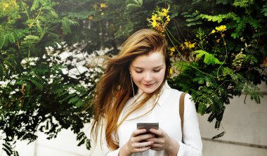 Akıllı telefon kullanan kadın