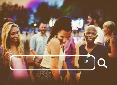 dışarı asılı gece partide arkadaşlar