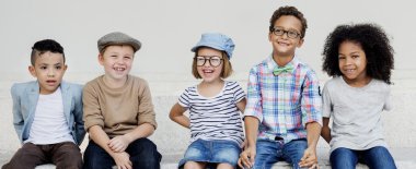 Hipster çocuklar birlikte oturma