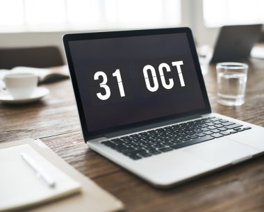 Ofis Masası üstünde laptop