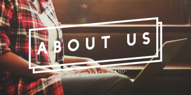 Arka plan üstünde laptop yazarak kadın 