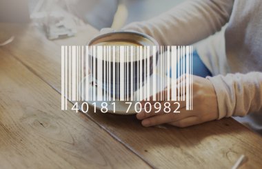 Bir fincan kahveli kadın.