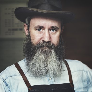 Adam kameraya bakıyor.