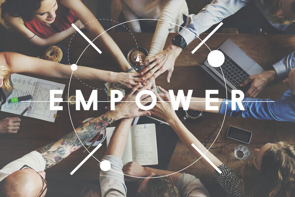 деловая команда, держащаяся за руки
