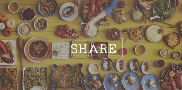 Table avec nourriture et concept de partage — Photo