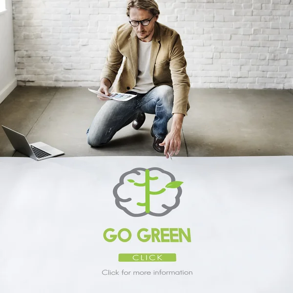 Hombre de negocios trabajando con ir verde —  Fotos de Stock