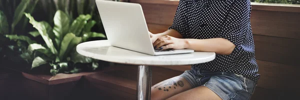 Красивая девушка с ноутбуком в кафе — стоковое фото