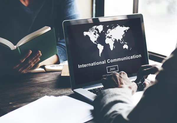 Man met laptop en internationale communicatie — Stockfoto