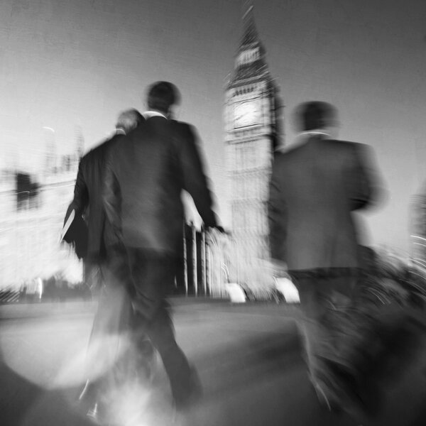 бизнесмены, гуляющие по городу 