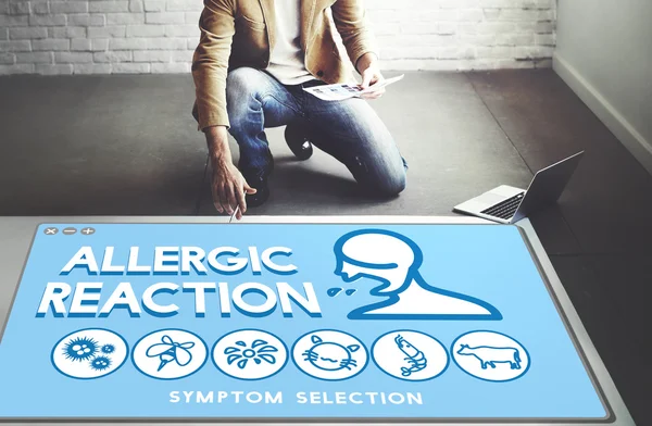 Affärsman arbetar med allergisk reaktion — Stockfoto