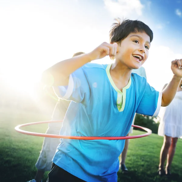 Familie doen oefening met hula hoops — Stockfoto