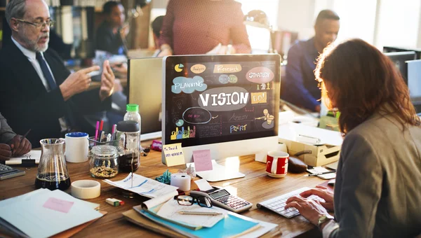 Zakenvrouw werken met computer — Stockfoto