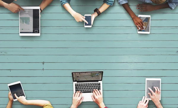 Menschen surfen auf digitalen Geräten — Stockfoto