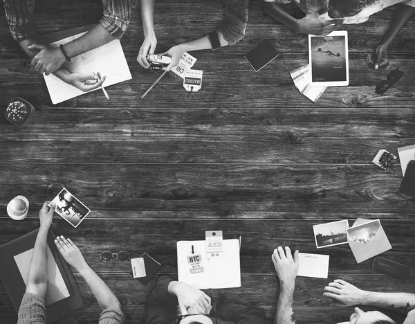 Grupo de pessoas sentadas à mesa — Fotografia de Stock