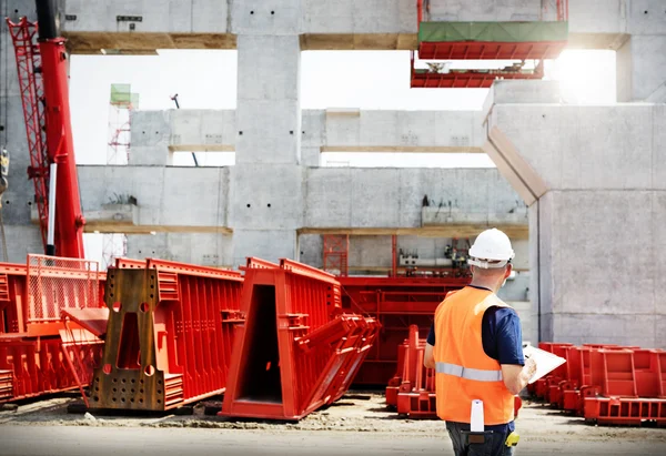 Будівництво працівник дивлячись на будівлі плану — стокове фото