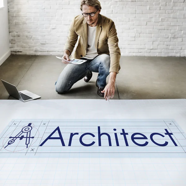 Hombre de negocios que trabaja con arquitecto — Foto de Stock