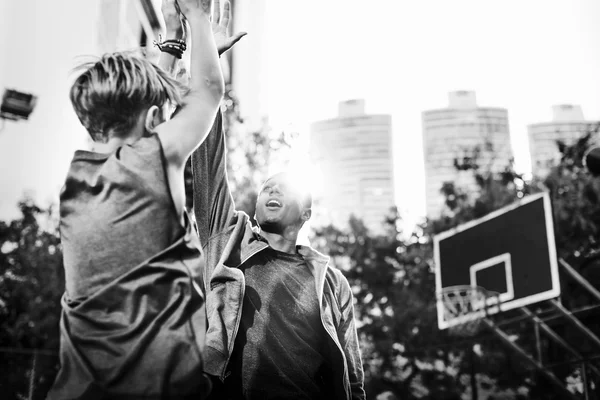 Спортсмен навчає хлопчика грати в баскетбол — стокове фото