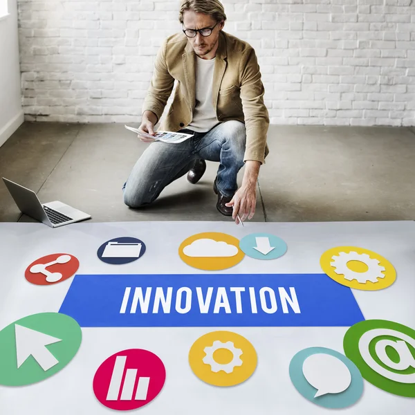 Affärsman som arbetar med Innovation — Stockfoto