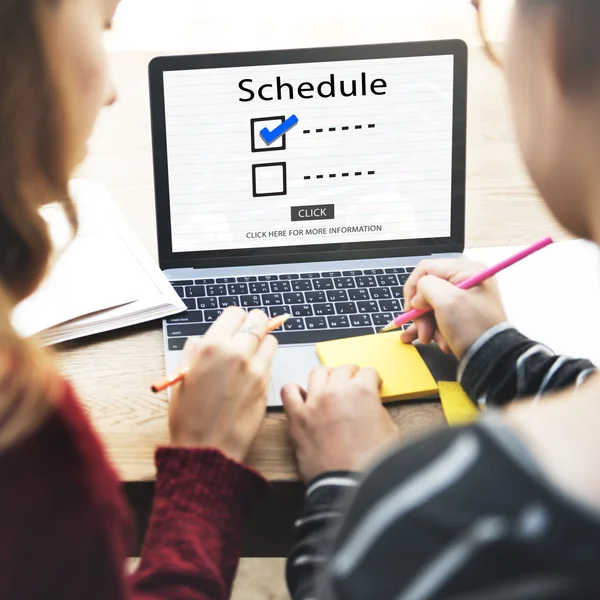 Meisjes werken met laptop — Stockfoto