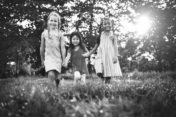 Niños jugando al aire libre — Foto de Stock