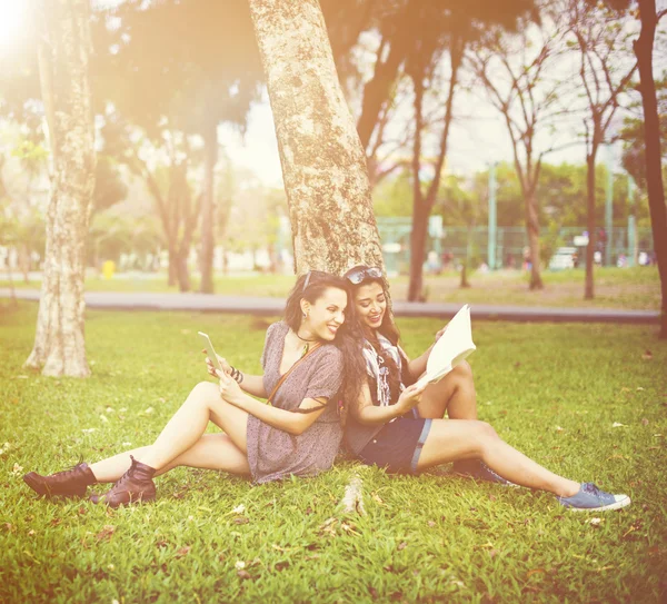 Přátel studovat společně v parku — Stock fotografie