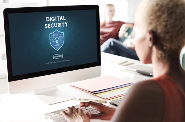 A Digital Security számítógépen dolgozik üzletasszony — Stock Fotó