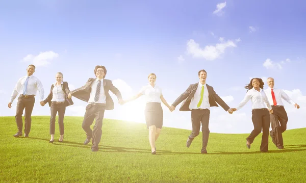 Gente de negocios corriendo al aire libre — Foto de Stock