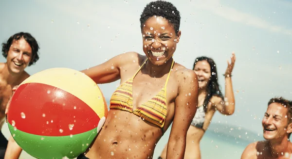 Friends enjoying at beach — Stock Photo, Image