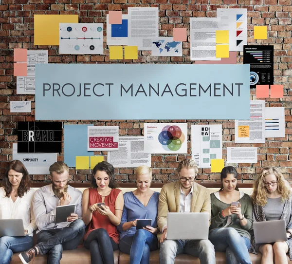 Menschen sitzen mit Geräten und Projektmanagement — Stockfoto