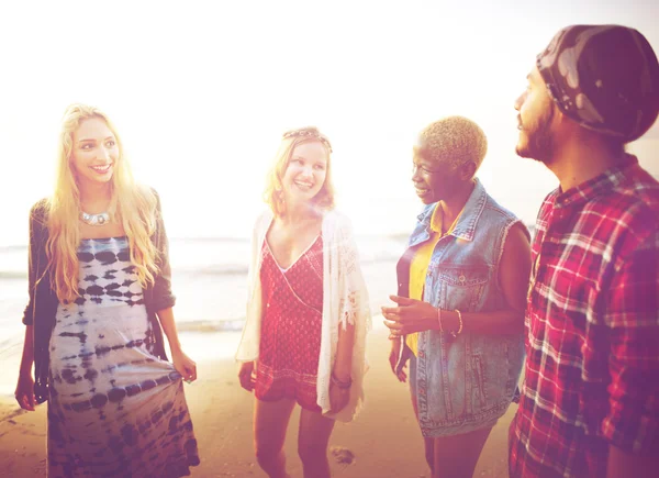 Freunde haben Spaß am Strand — Stockfoto